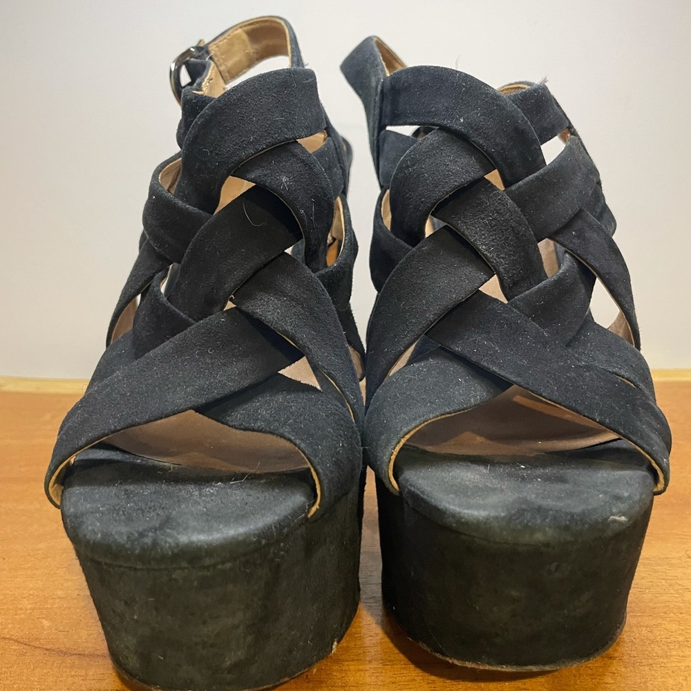Pour la victories black suede platforms size 6